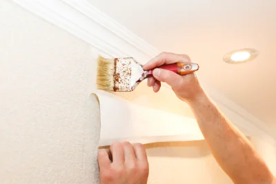 Pose de papier peint à Montbolo — revêtements muraux et toiles de verre